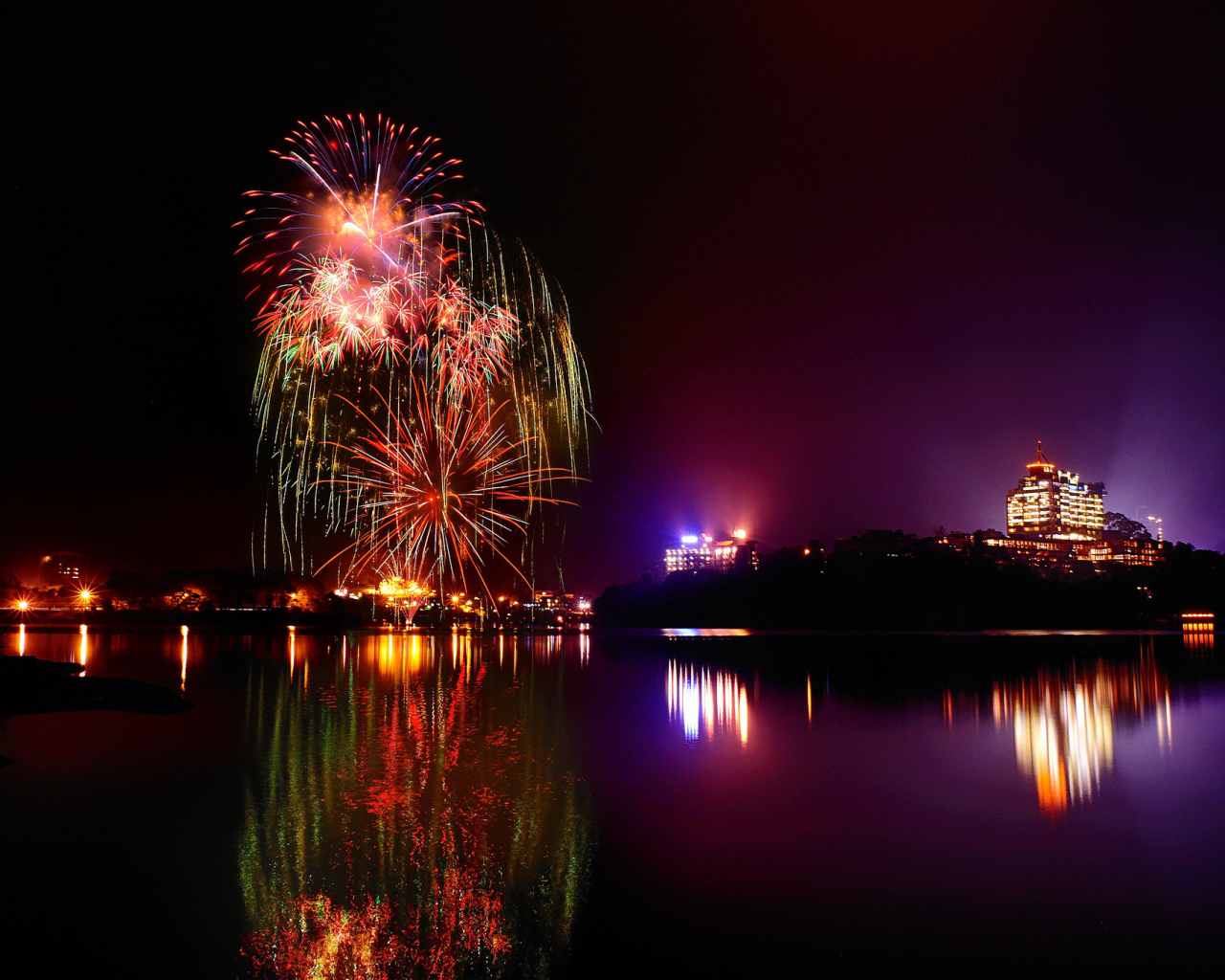 Отражение фейерверка в озере