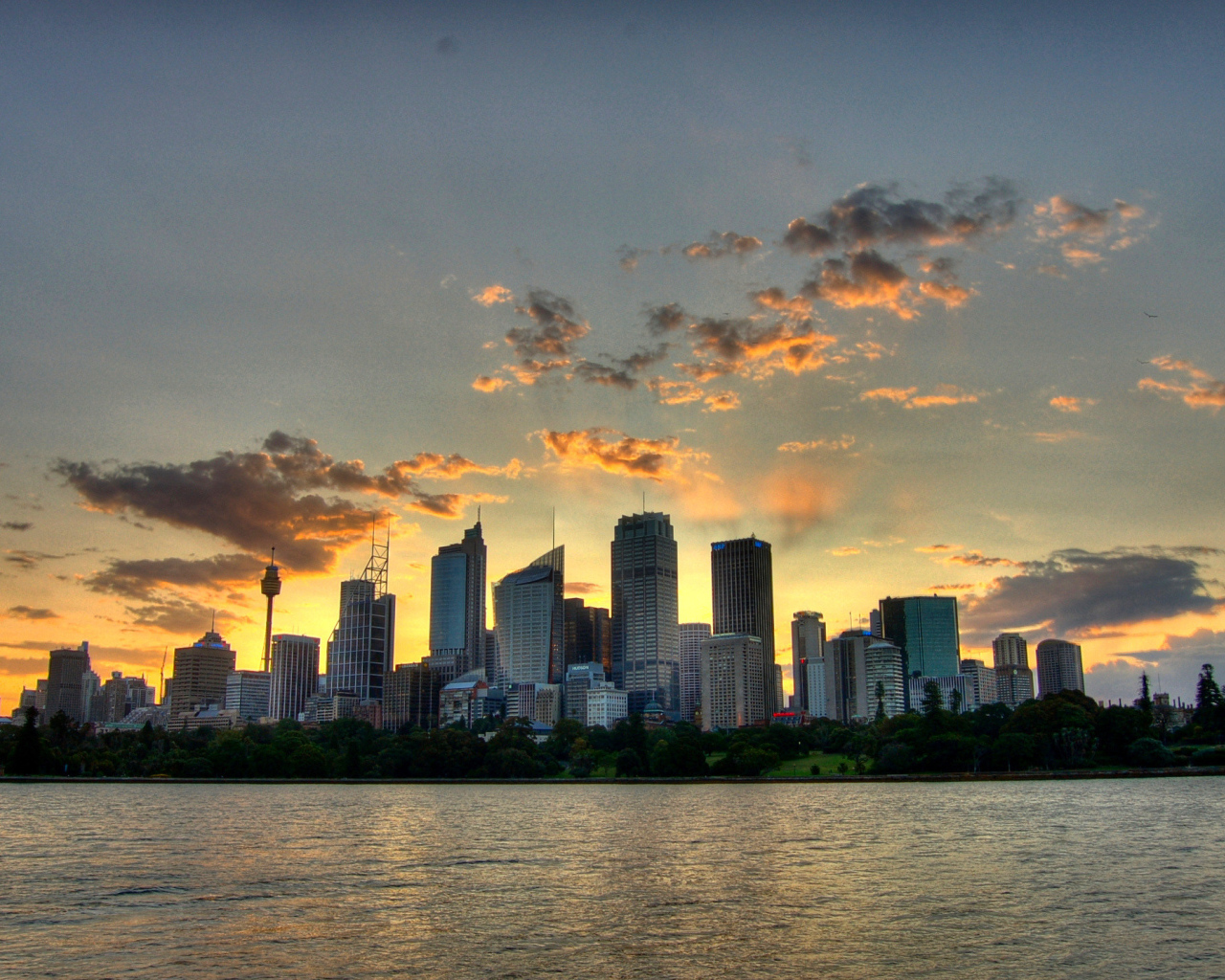 Закат за небоскребами