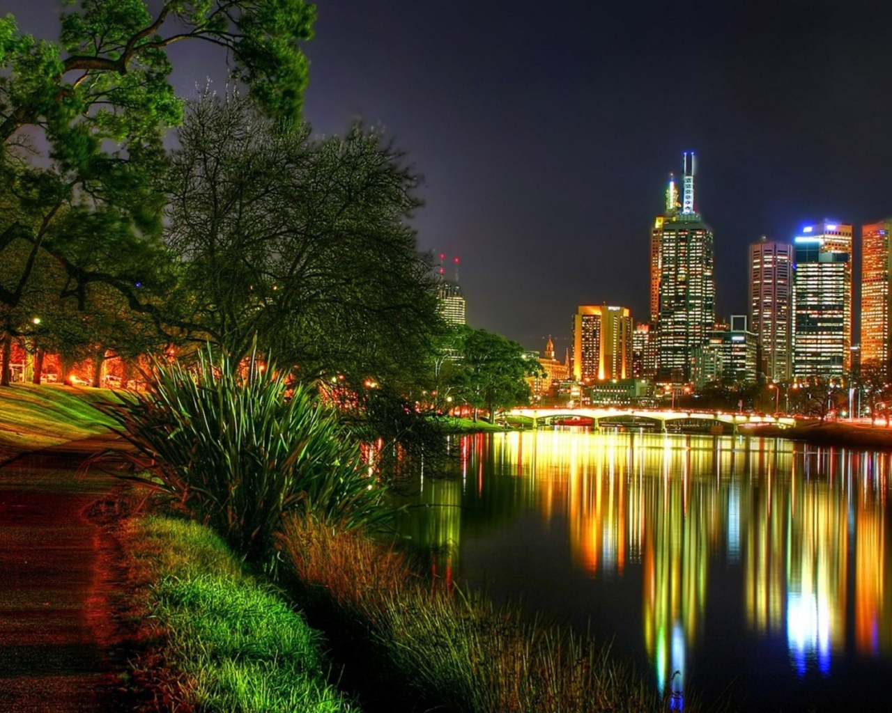 Огни города отражаются в реке