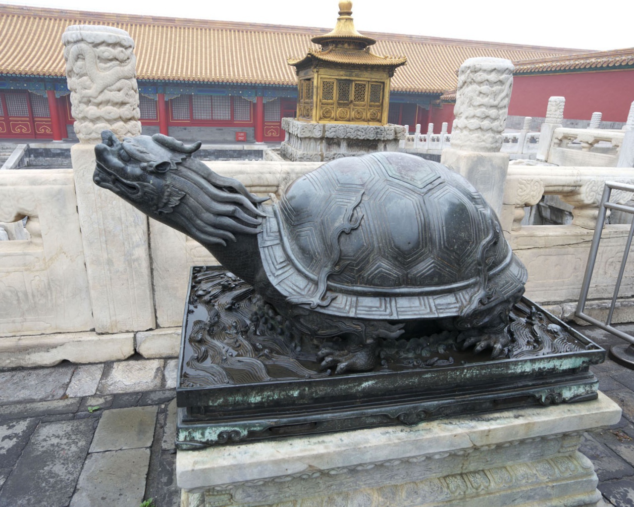 Памятник черепахе