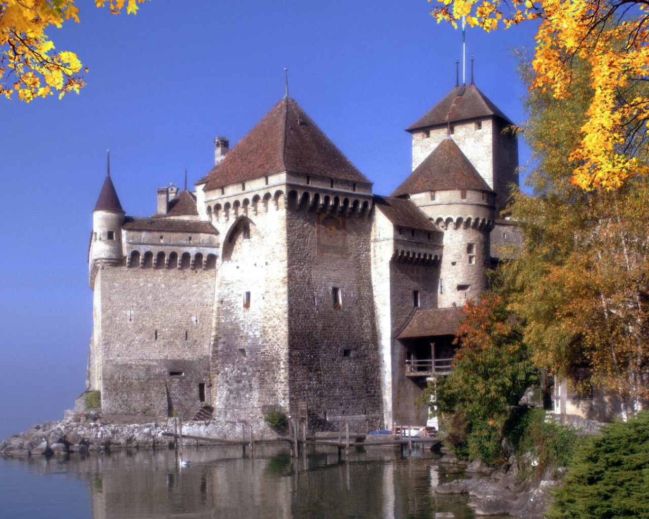 Старинная крепость у воды