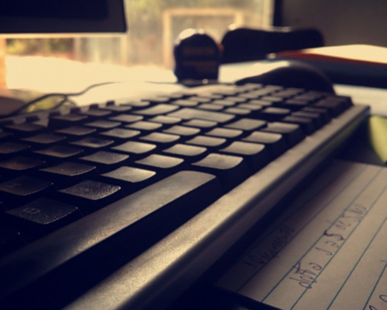 Черная компьютерная клавиатура