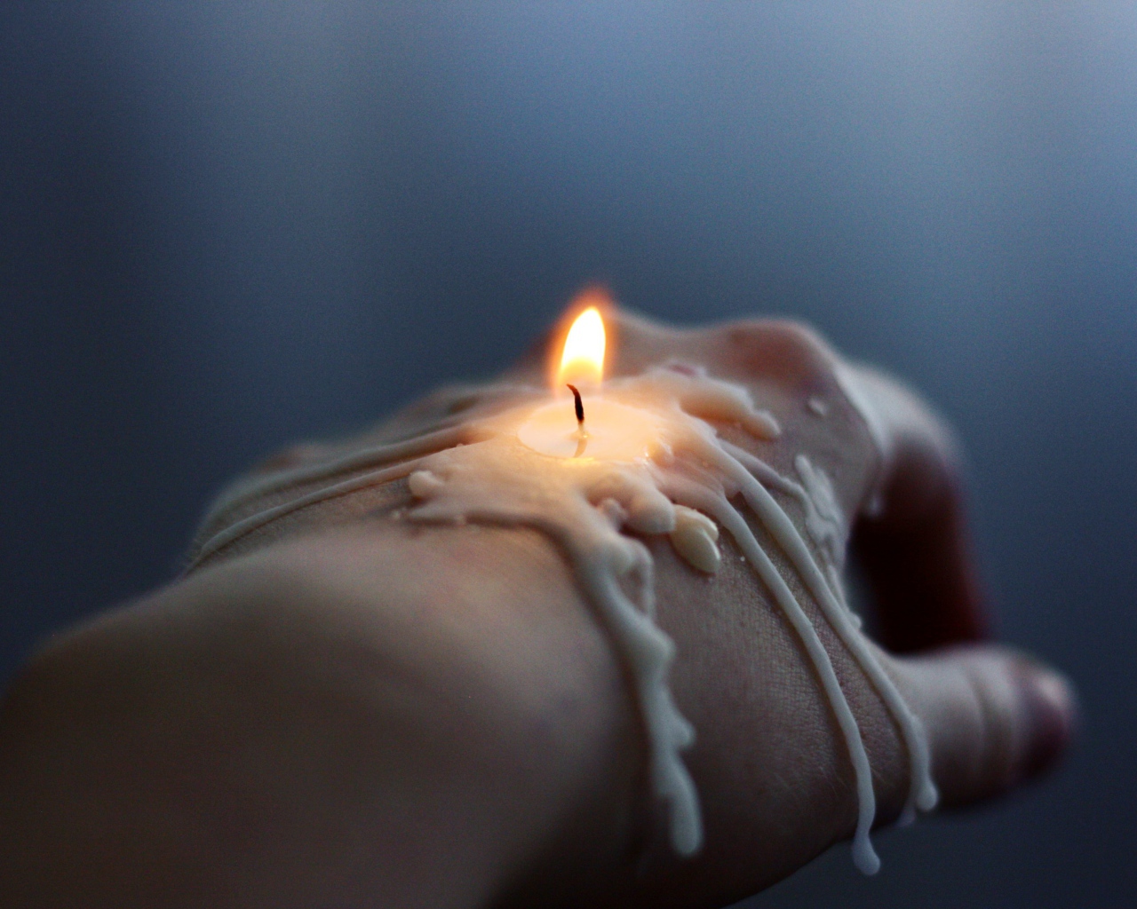 Горящая свеча на руке