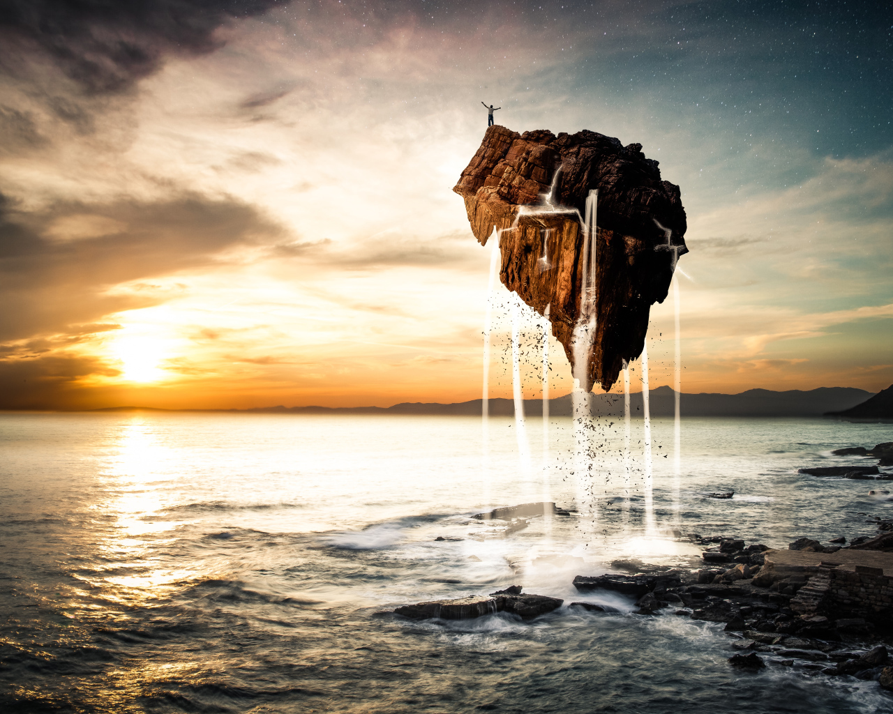 Человек стоит на скале