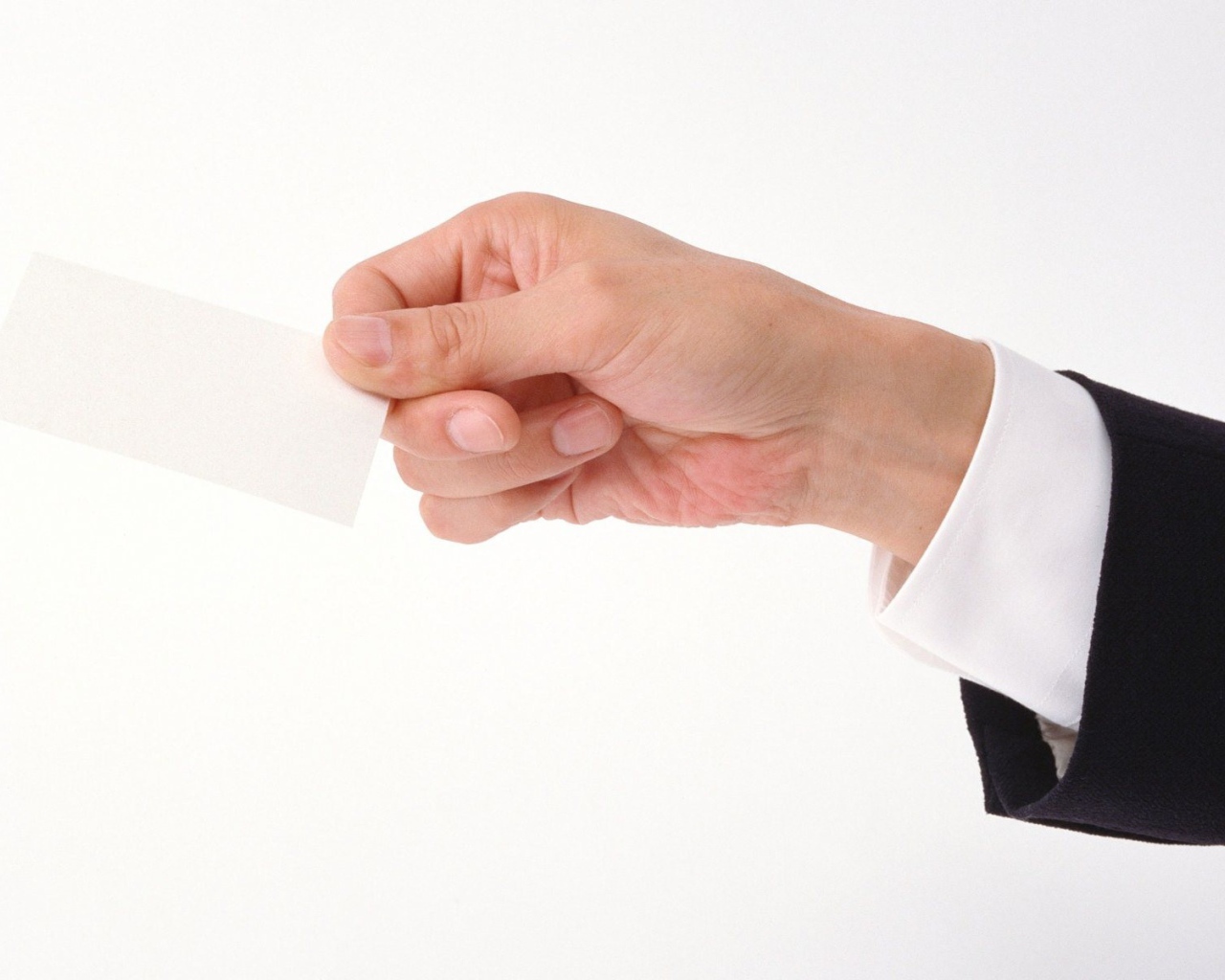 Листок бумаги в руке