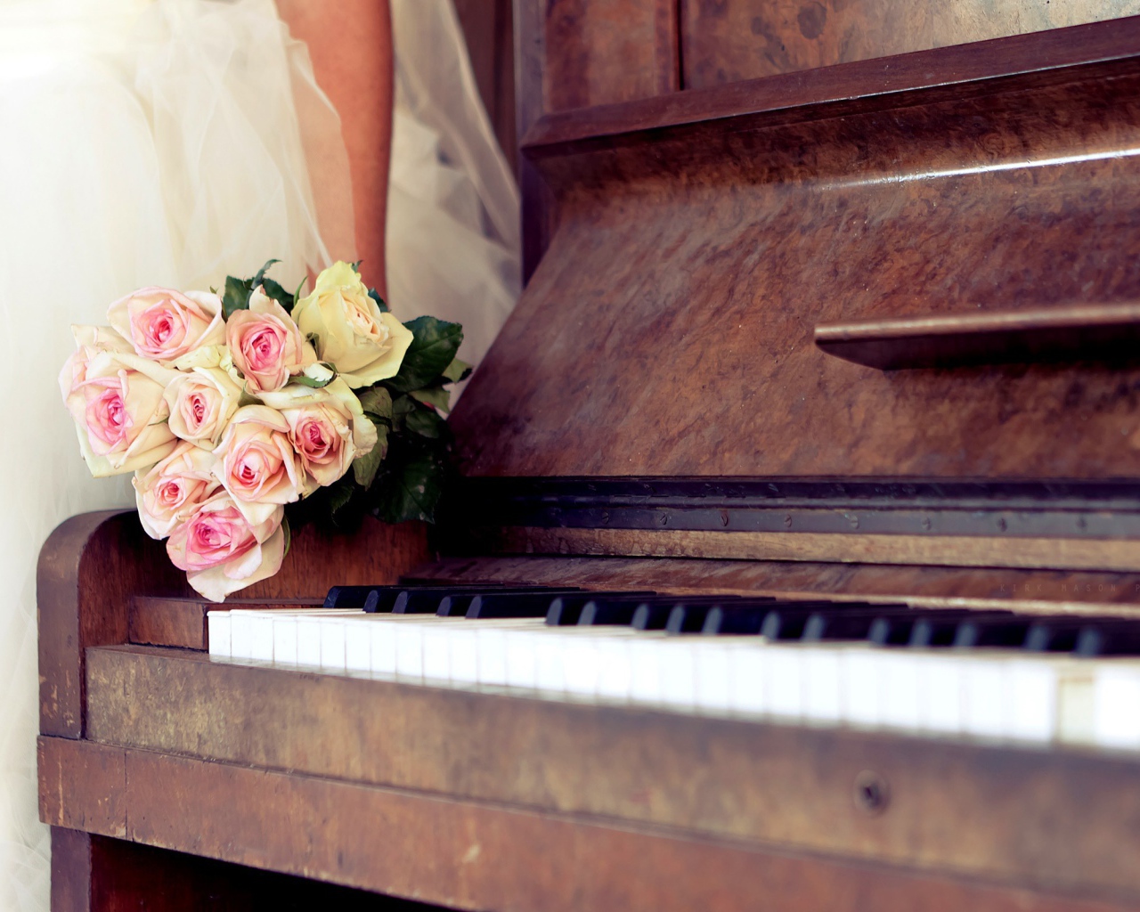Старинное пианино с букетом роз