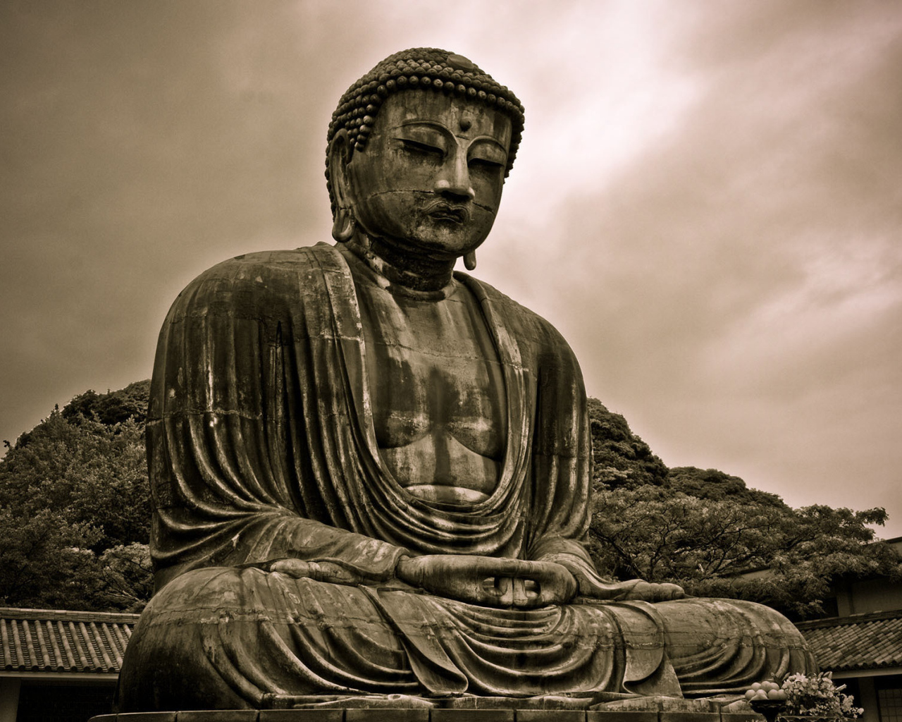 Старинная статуя Будды