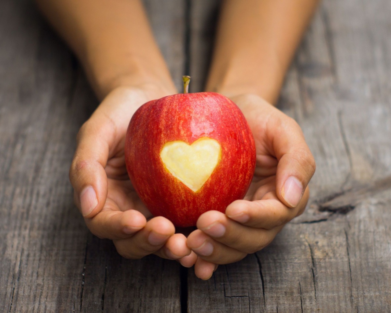  Яблоко с сердцем в лодонях