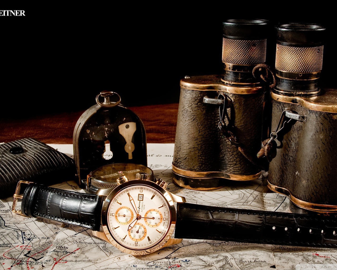 Бинокль и часы на карте