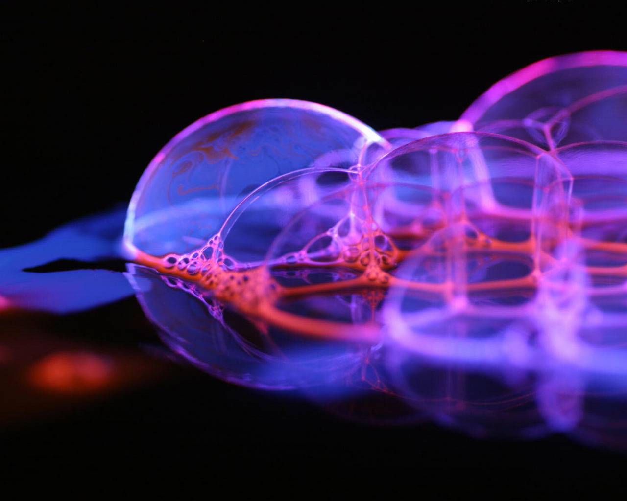 Синие мыльные пузыри