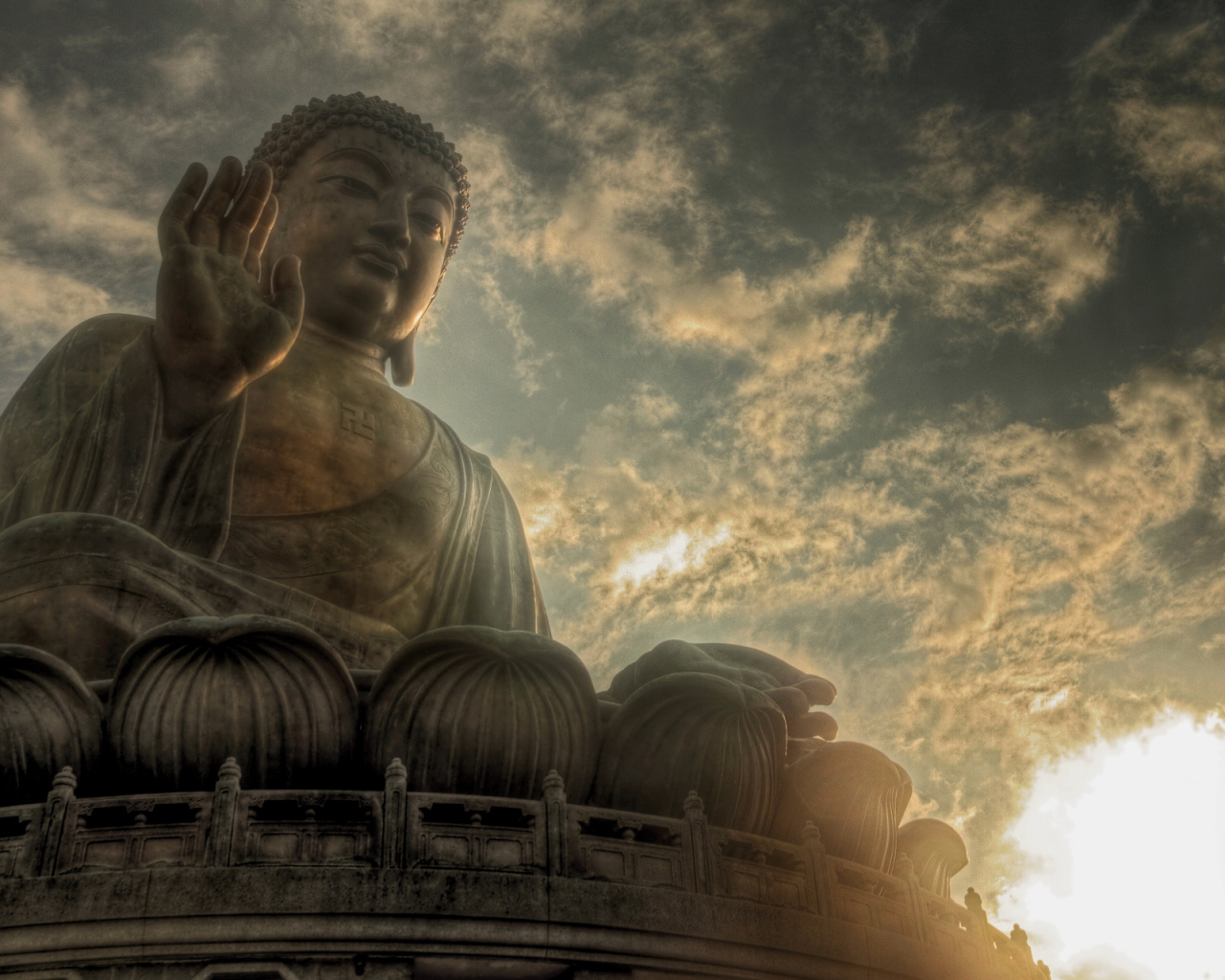 Будда на фоне неба
