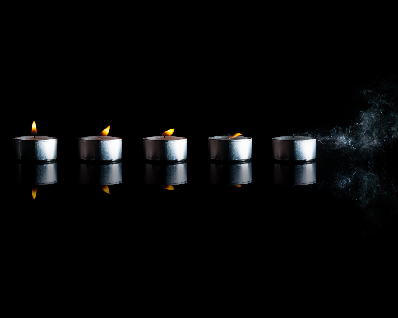 Свечи на черном фоне