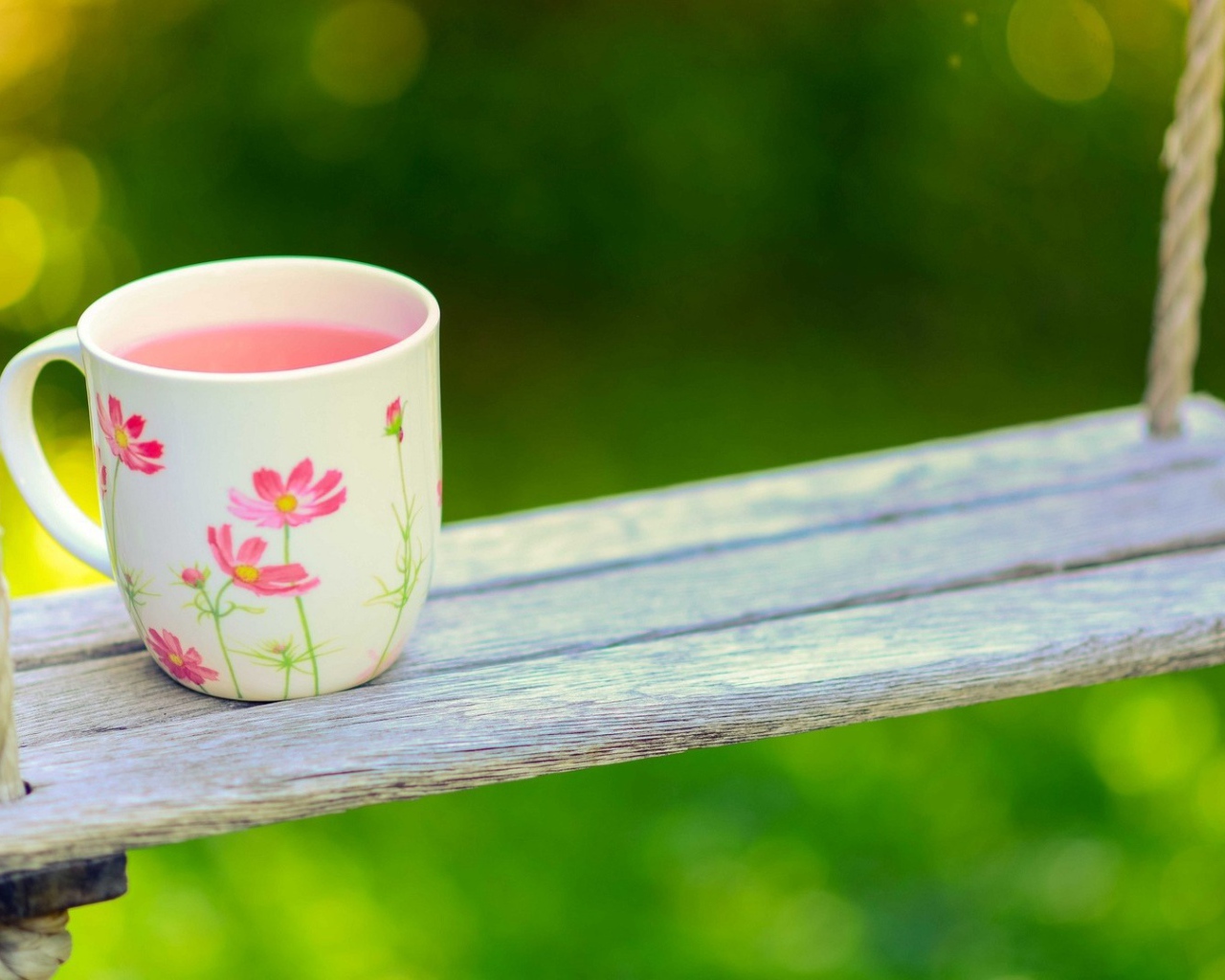 Чашка на качелях