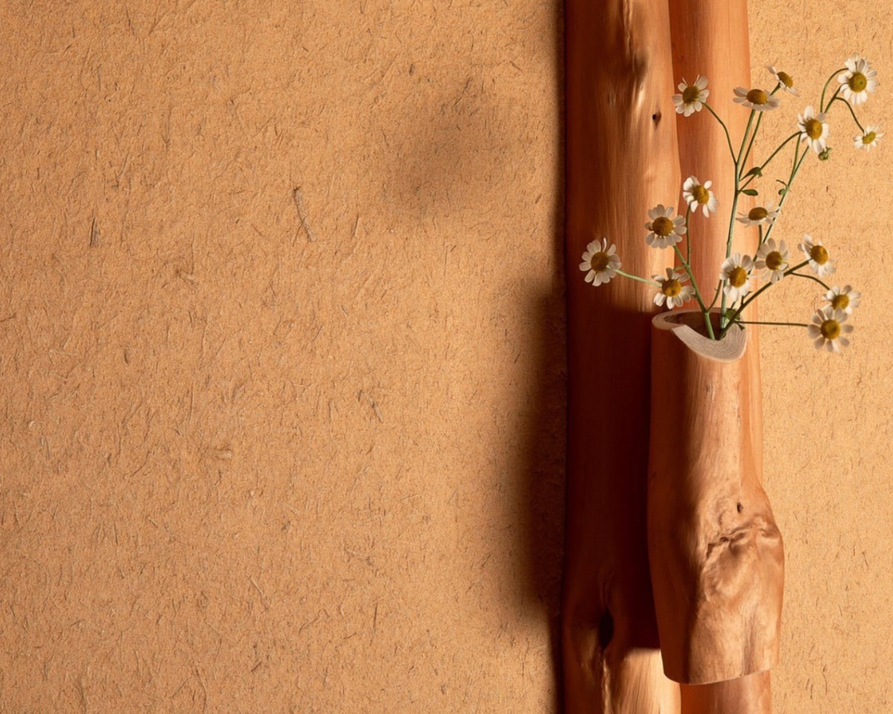 Ромашки в деревянной вазе