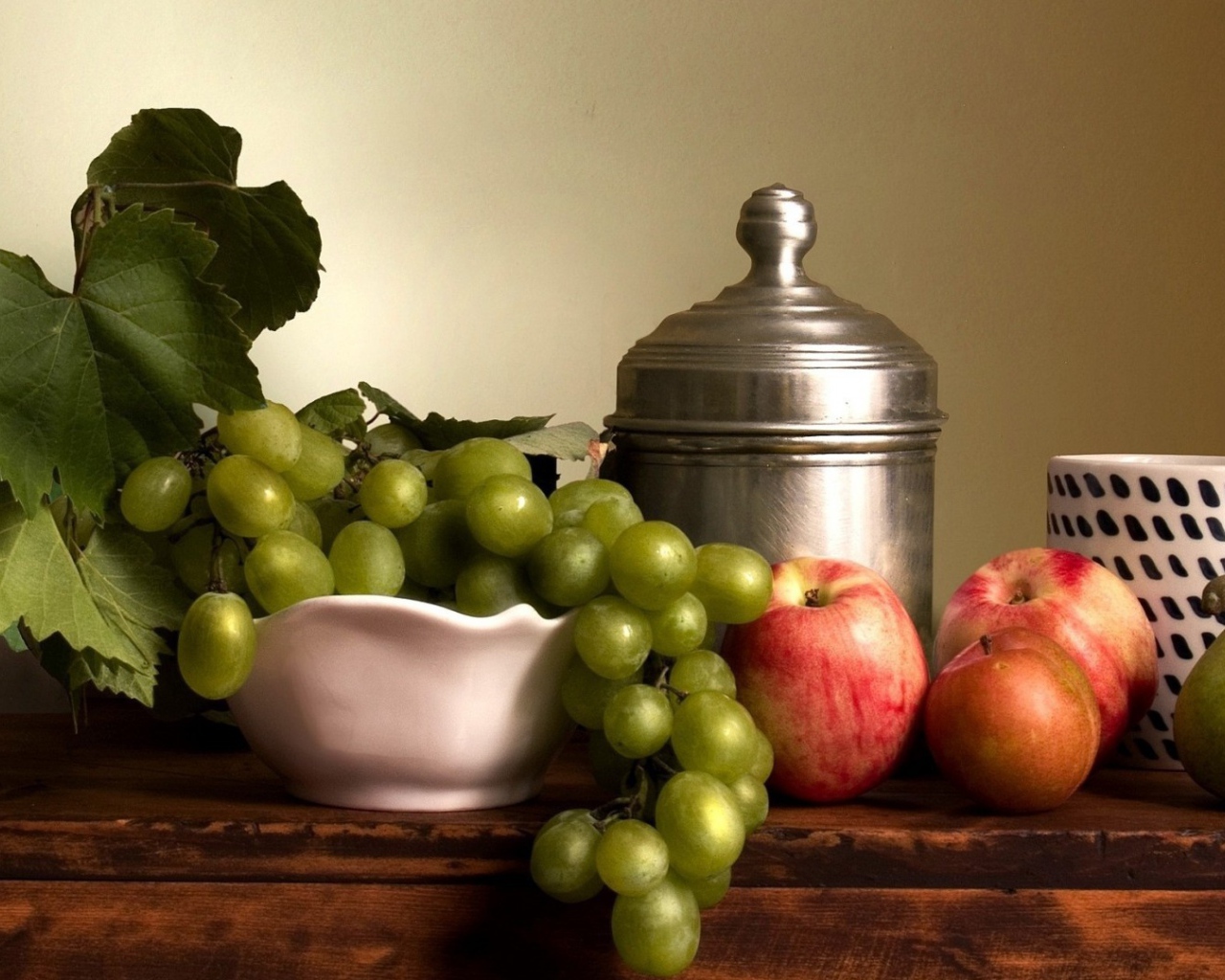 Фрукты и посуда на полке