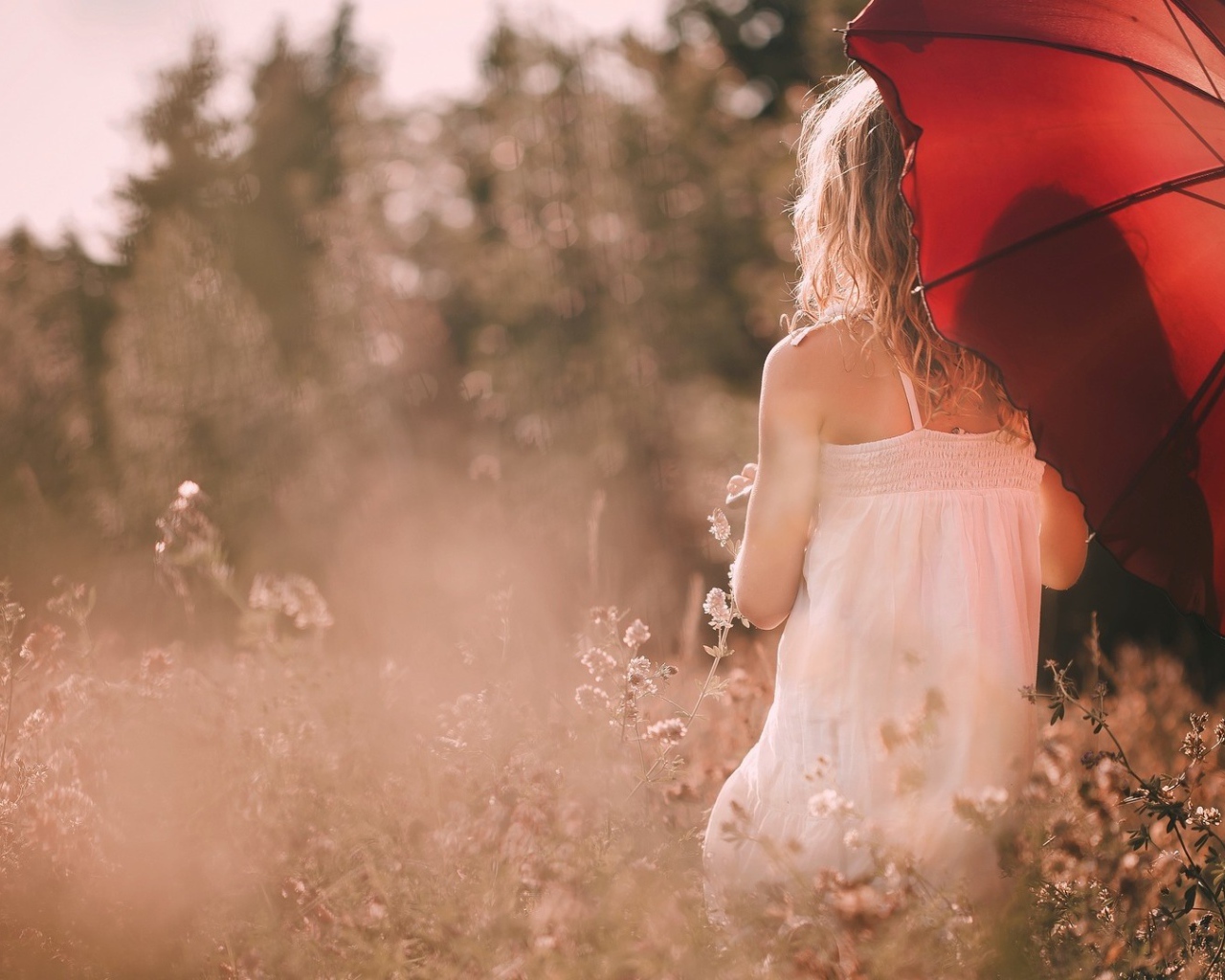Девушка с красным зонтом