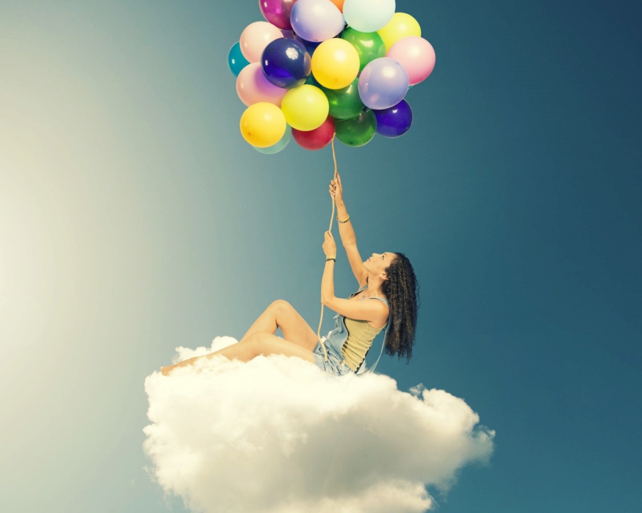Девушка с шарами на облаке