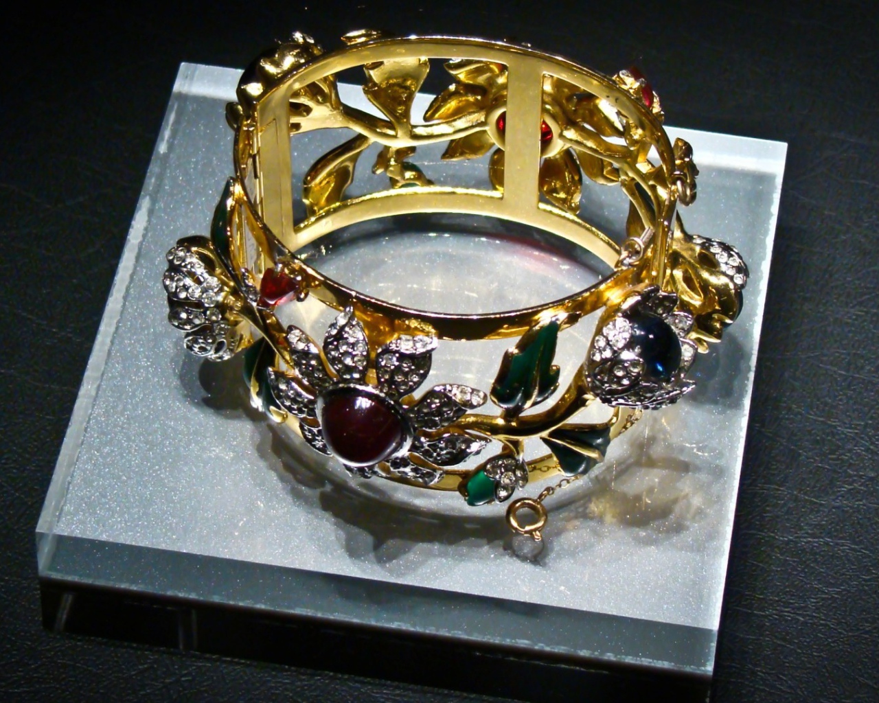 Золотой браслет с бриллиантами