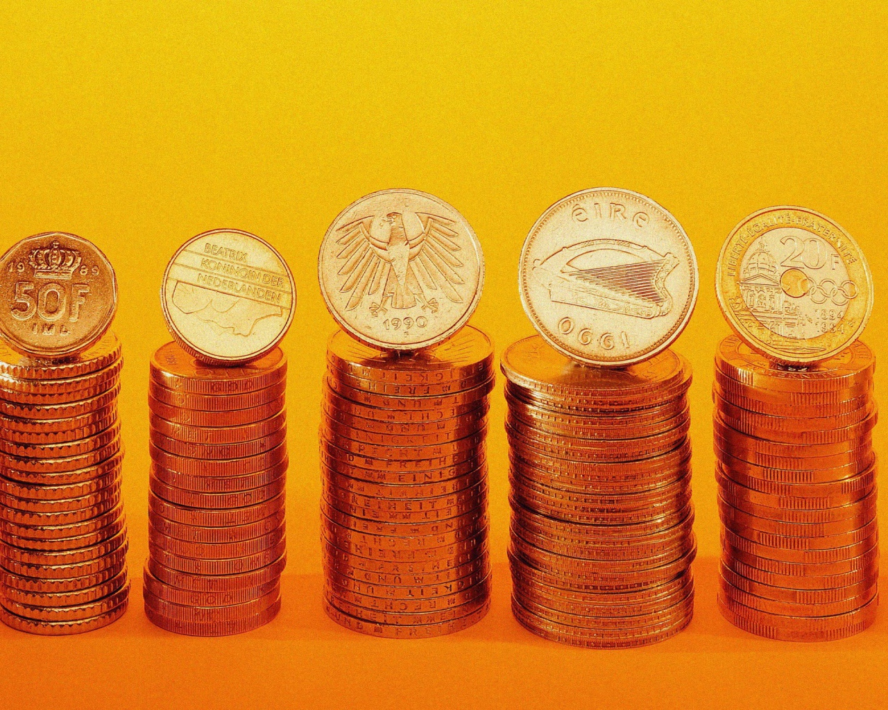 Золотые монеты в стопках