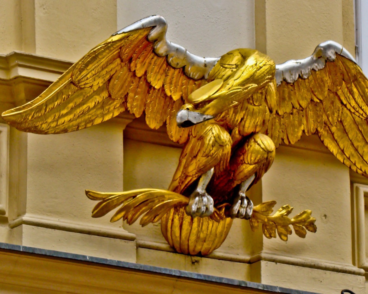 Золотой орел на фасаде здания