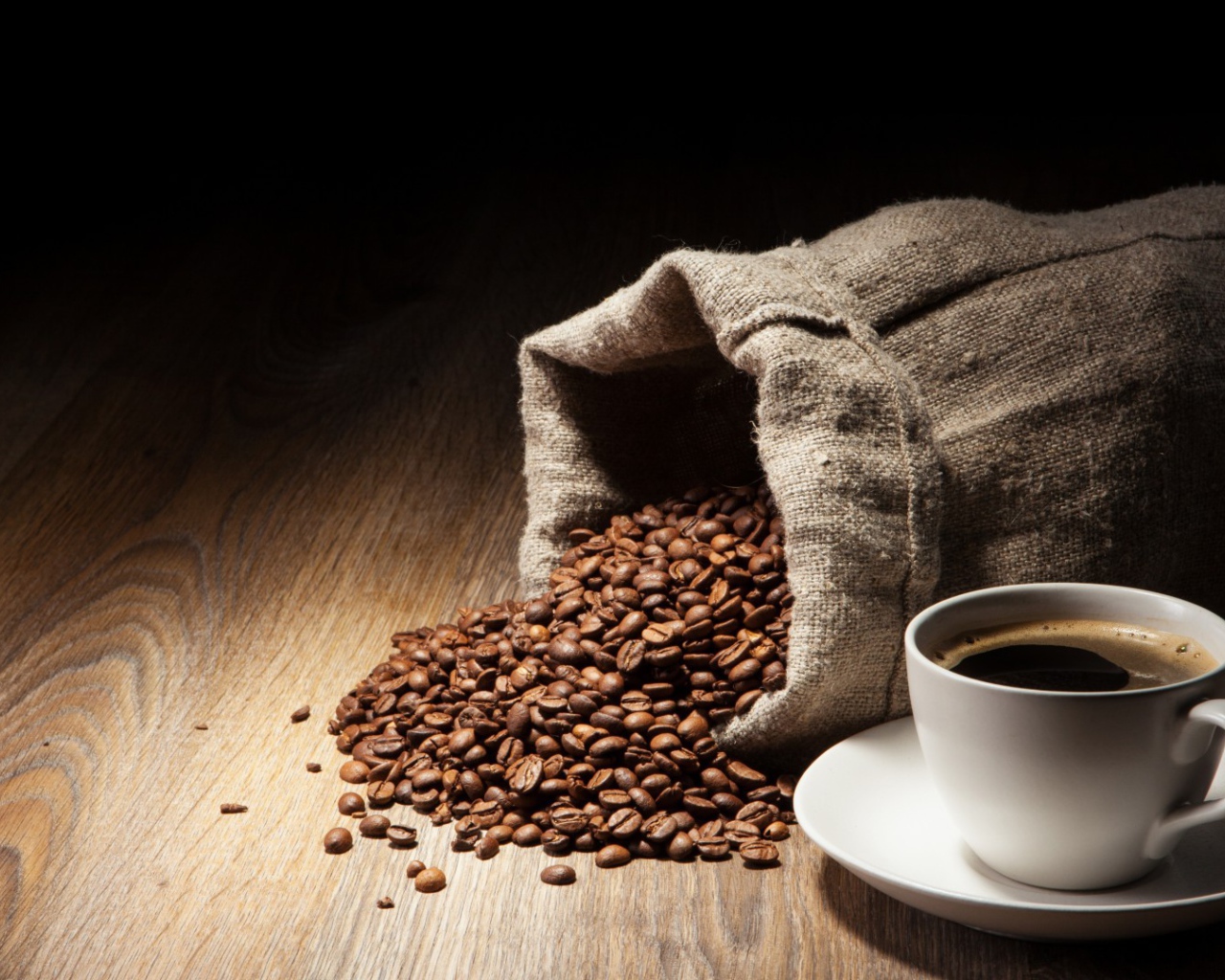 Зерна и чашка кофе
