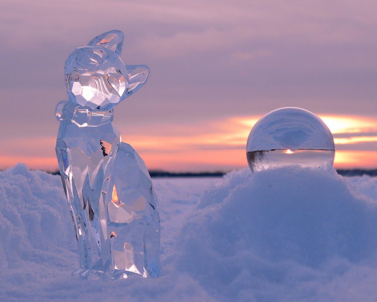 Ледяные скульптуры на закате