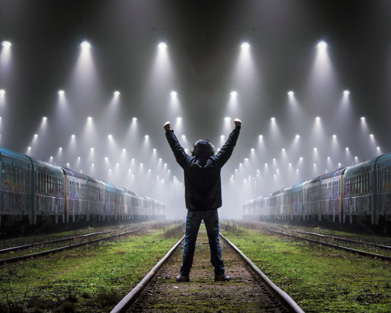 Парень между поездами