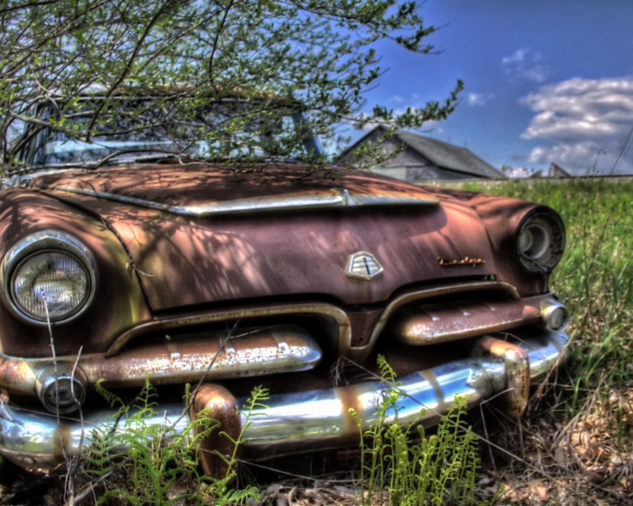 Старый заброшенный автомобиль