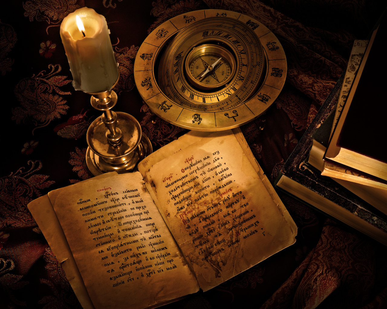 Старинная книга и компас