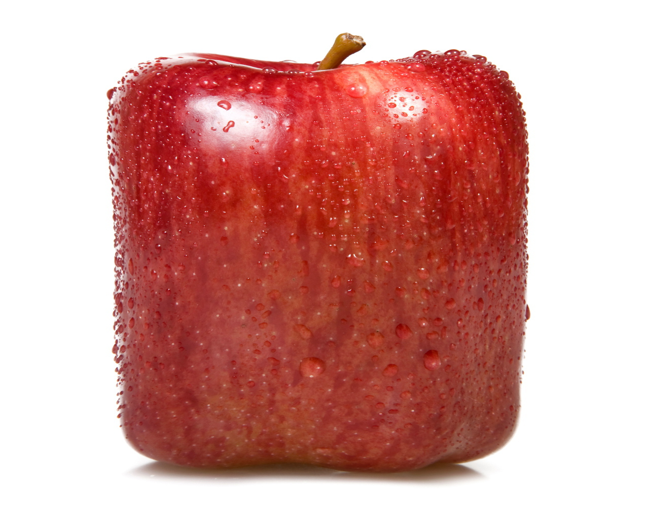 Красное квадратное яблоко