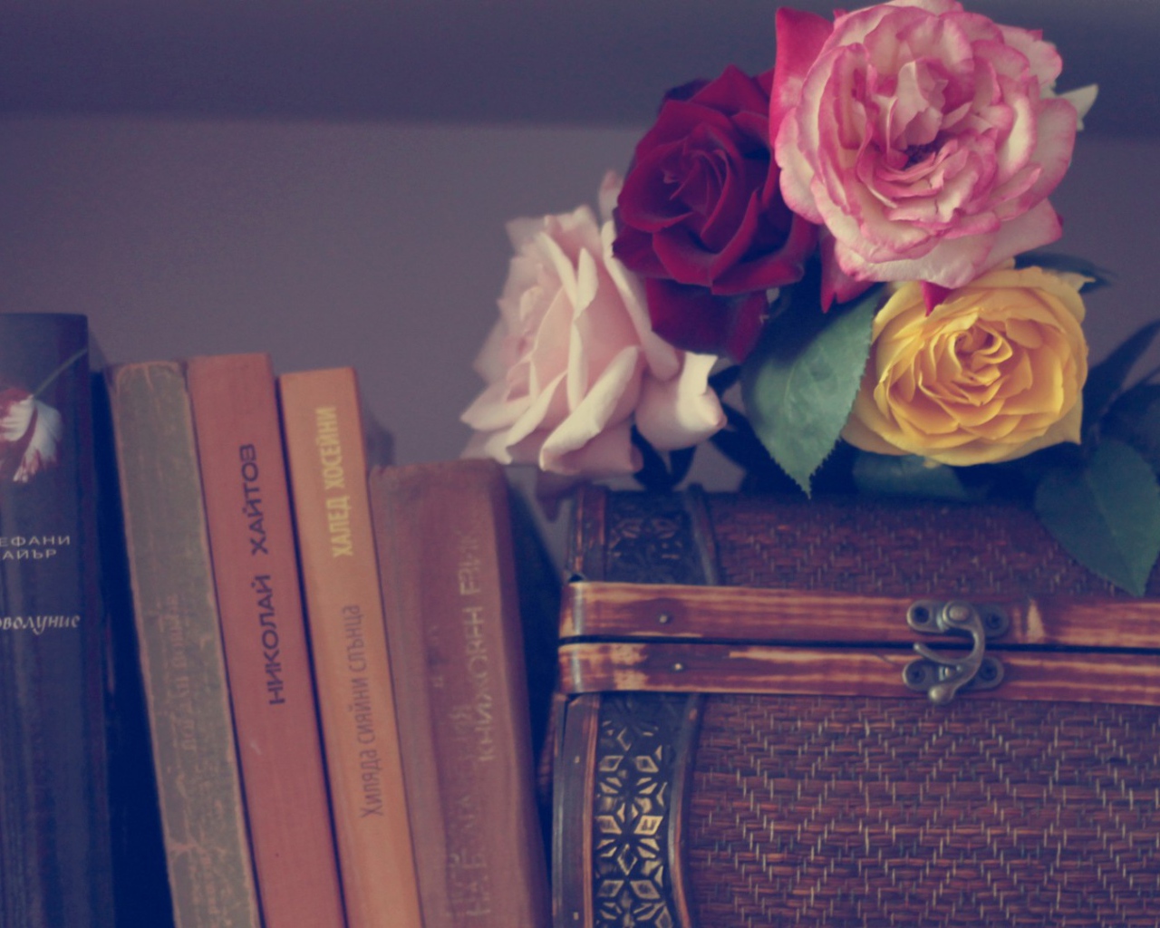 Розы на шкатулке и книги