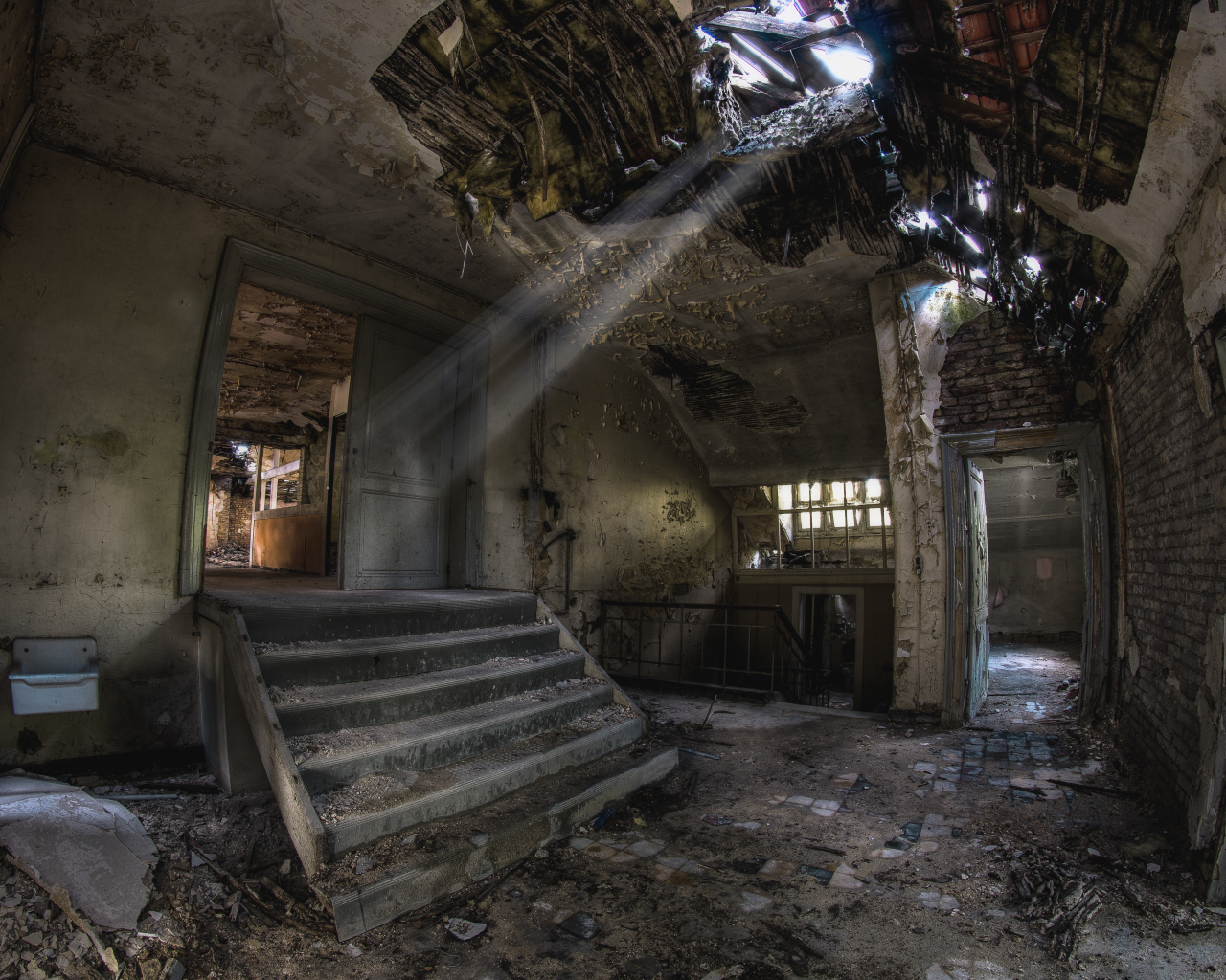 Разрушенный дом с дырой в потолке