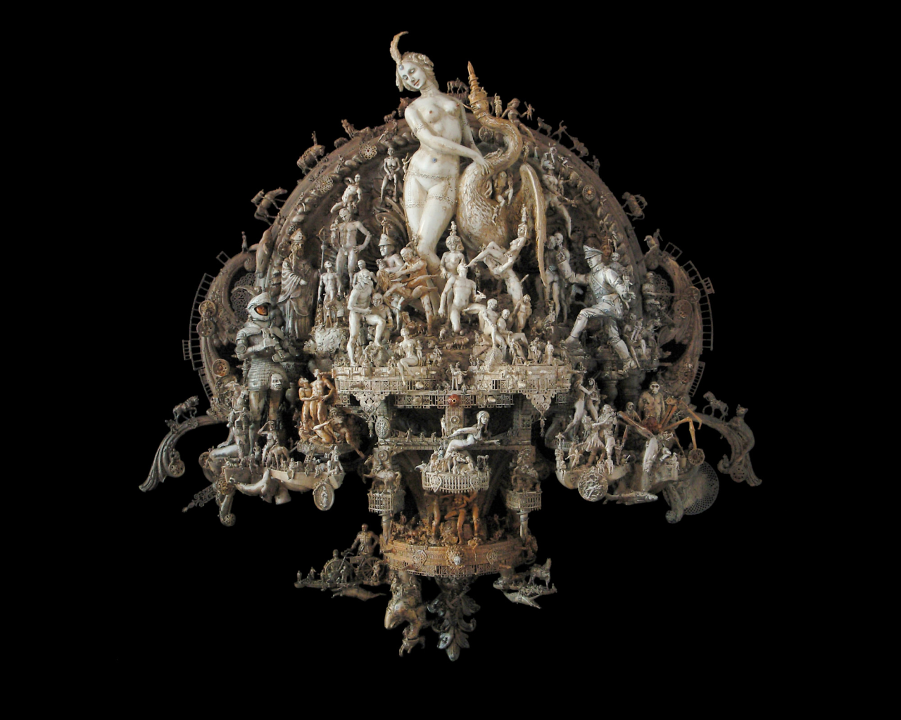 Скульптуры на черном фоне