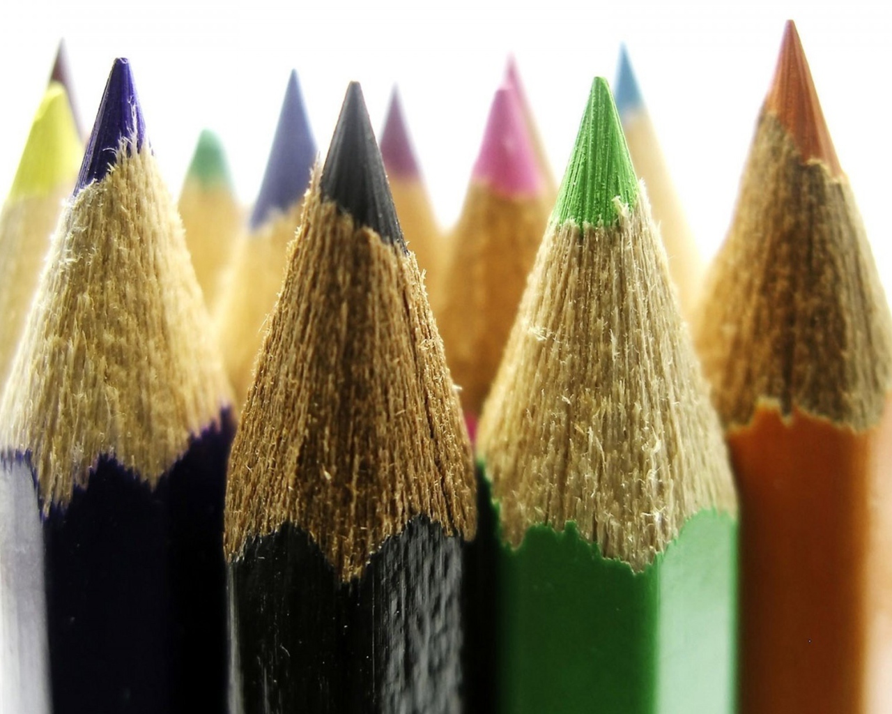 Заточенные цветные карандаши