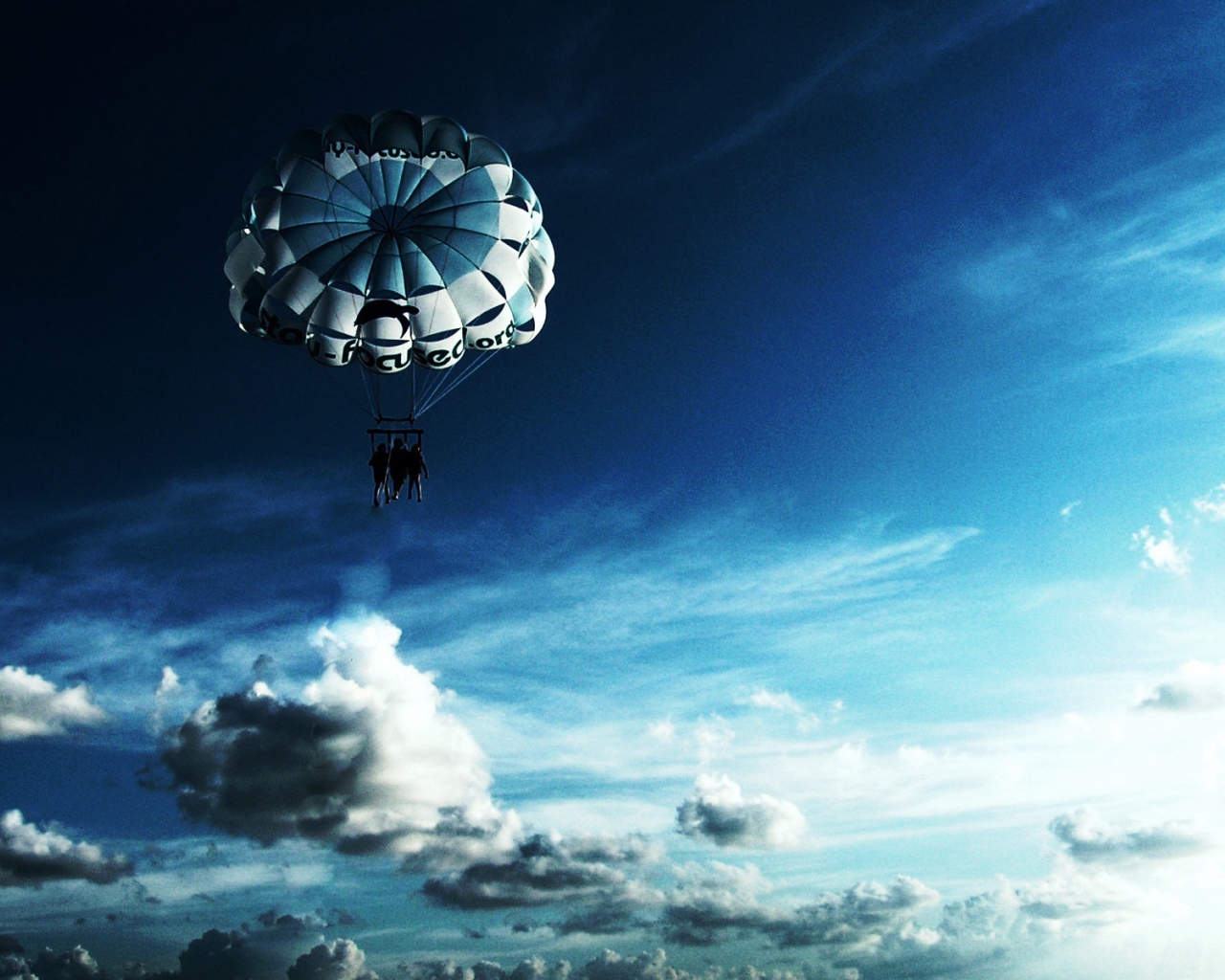Парашют в небе