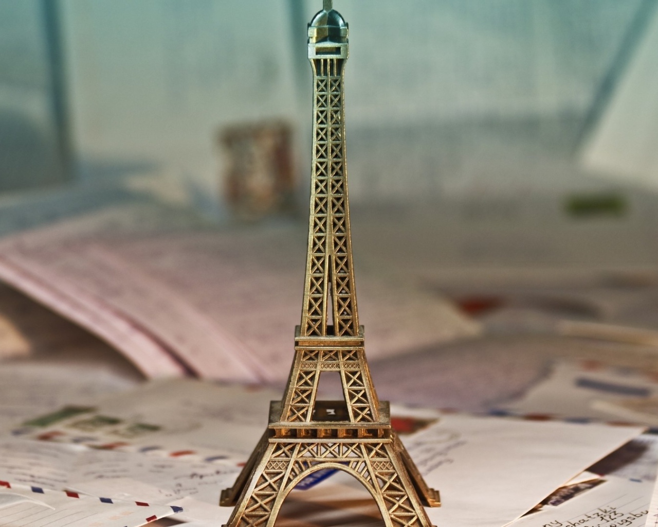 Маленькая копия башни на конвертах