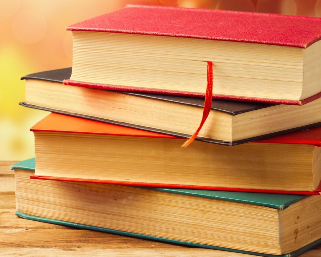 Стопка книг на лавке