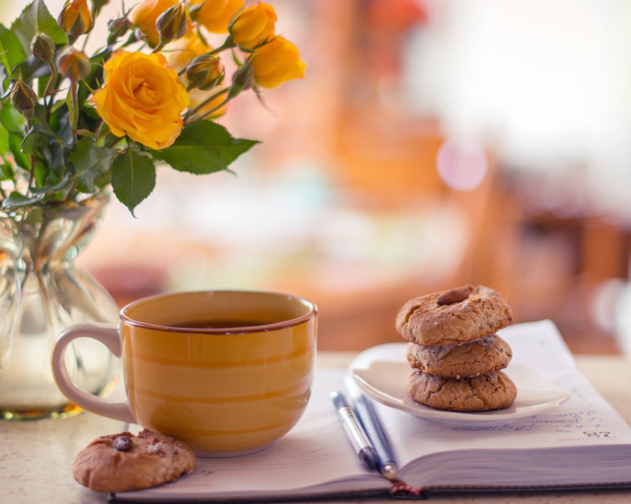 Чайные розы в прозрачной вазе