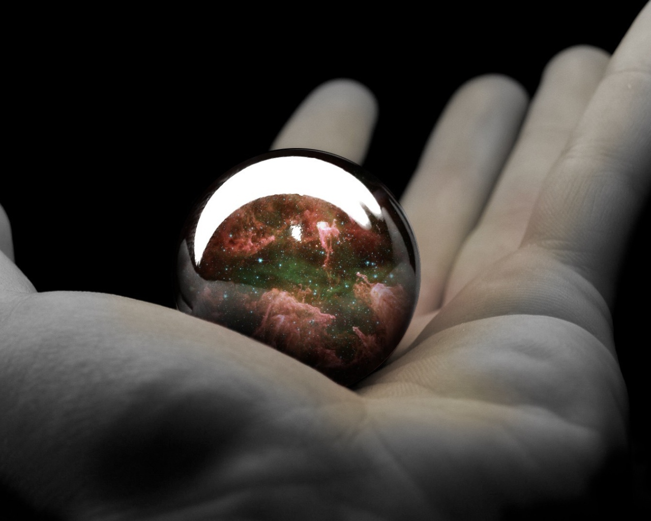 Шарик на ладони