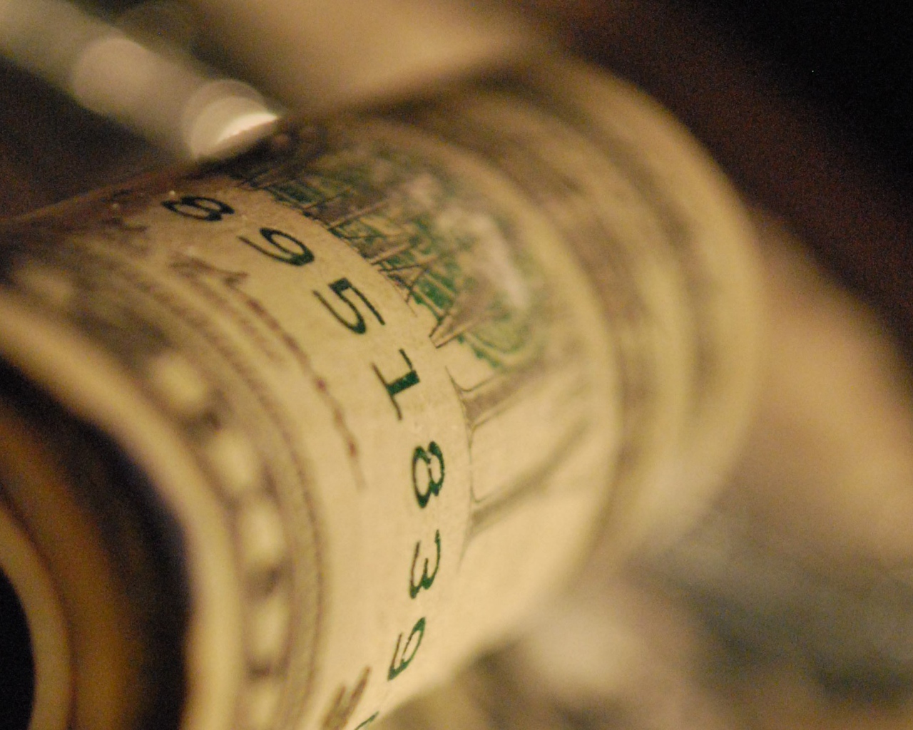 Доллар скрученный в рулон