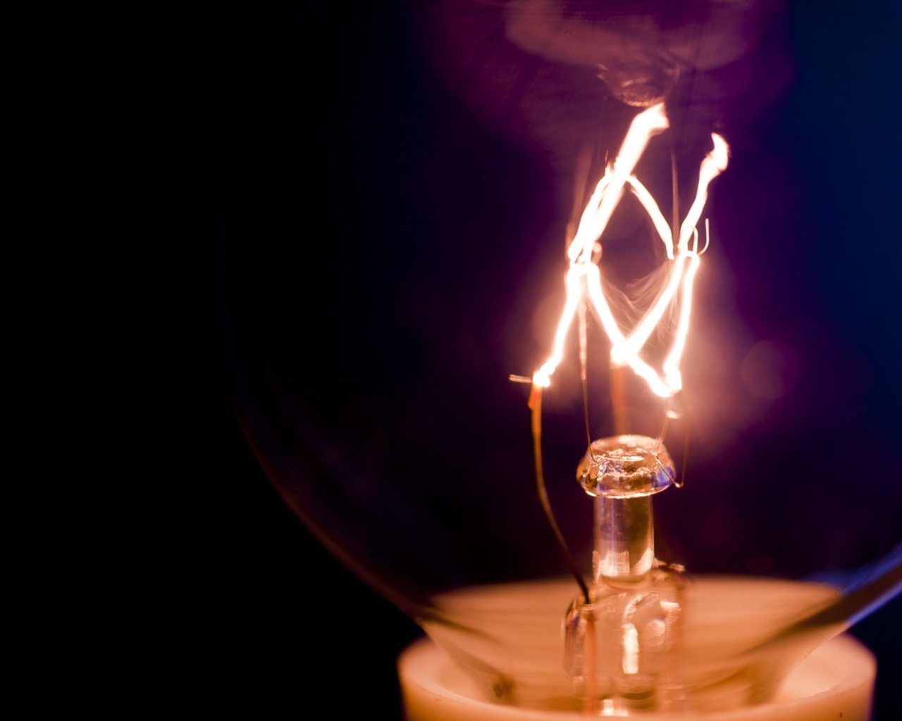 Лампа на черном фоне