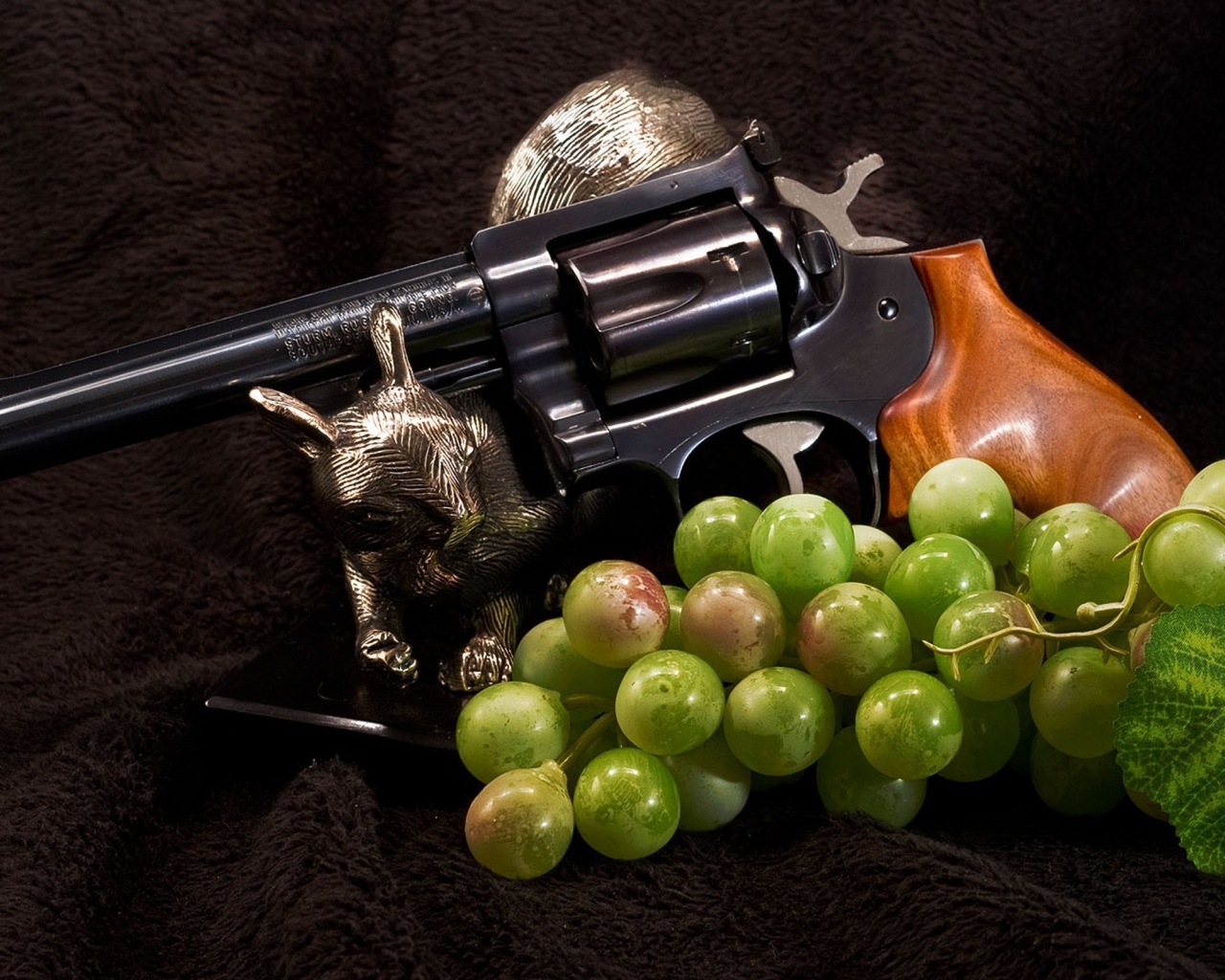 Револьвер и гроздь винограда