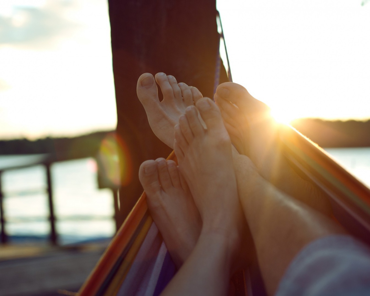 Переплетённая пара ног