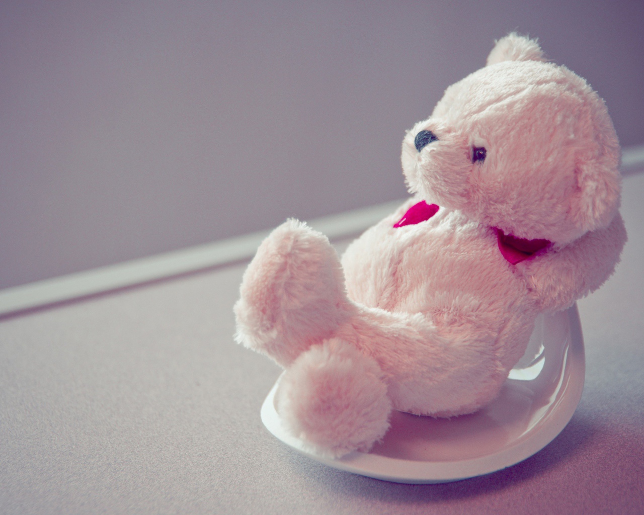 Белый плюшевый мишка