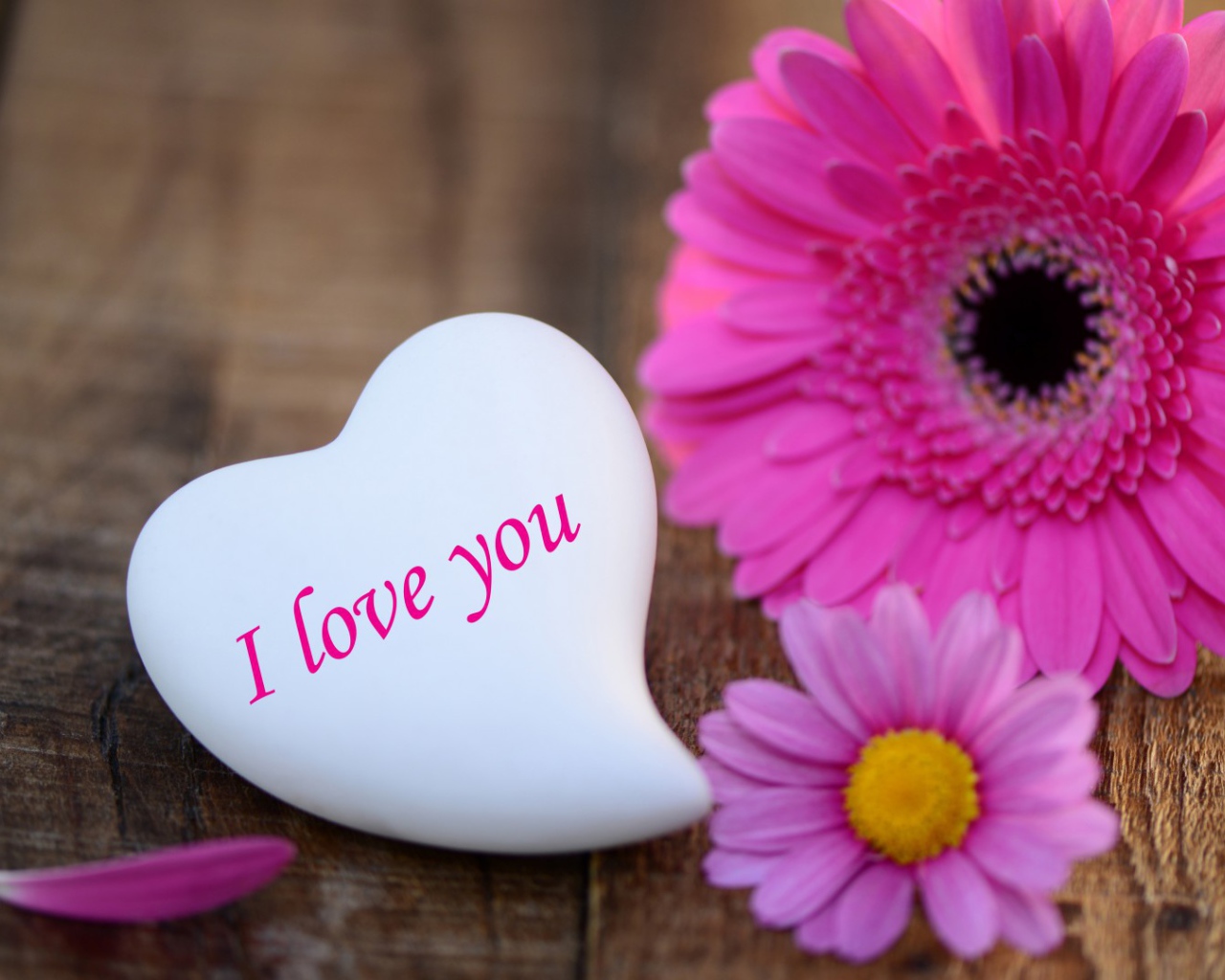 Белое сердце и малиновый цветок