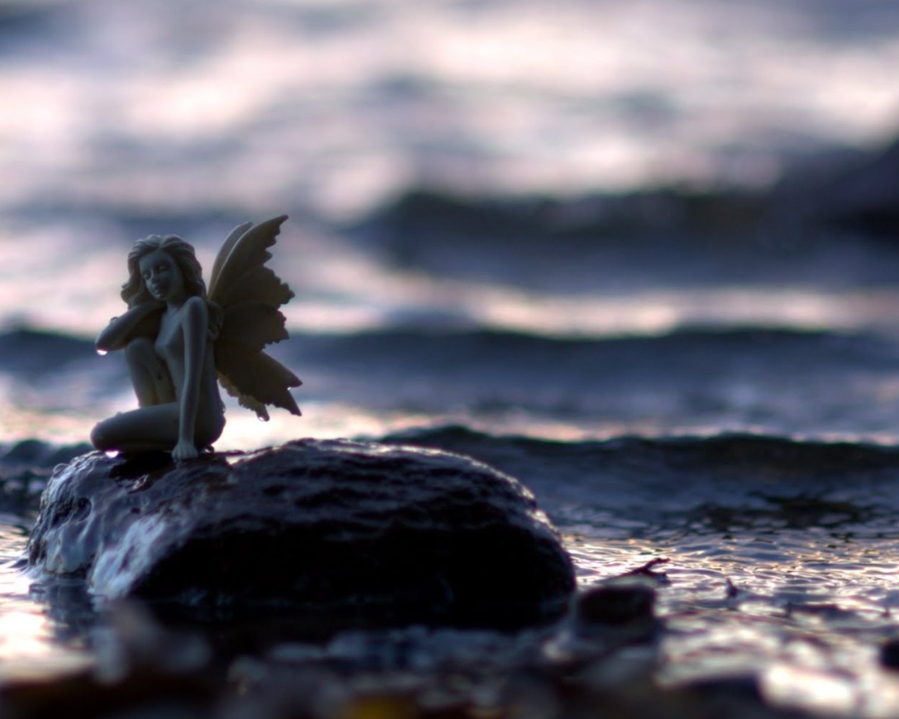 Статуэтка ангела на камне