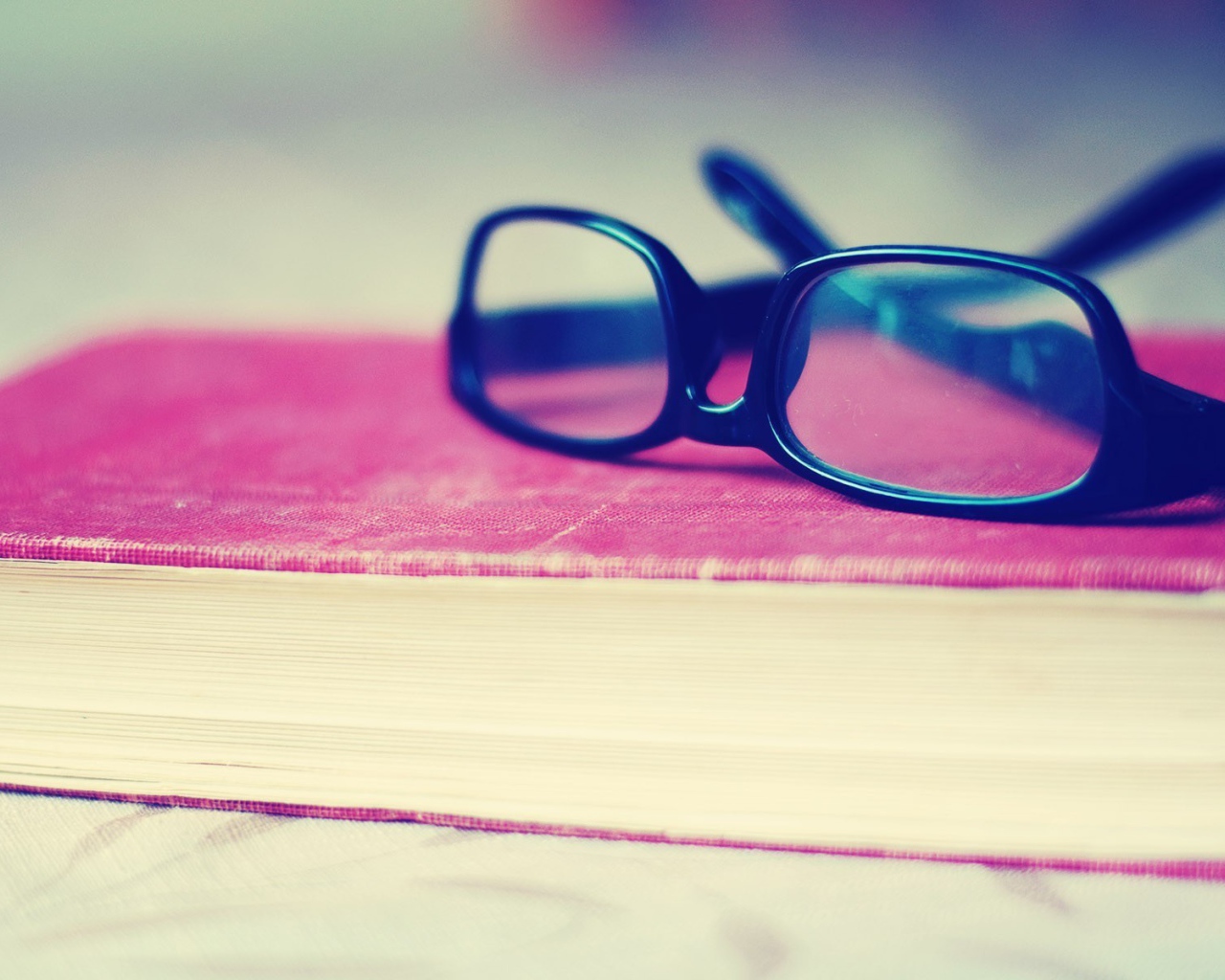 Очки на розовой книге