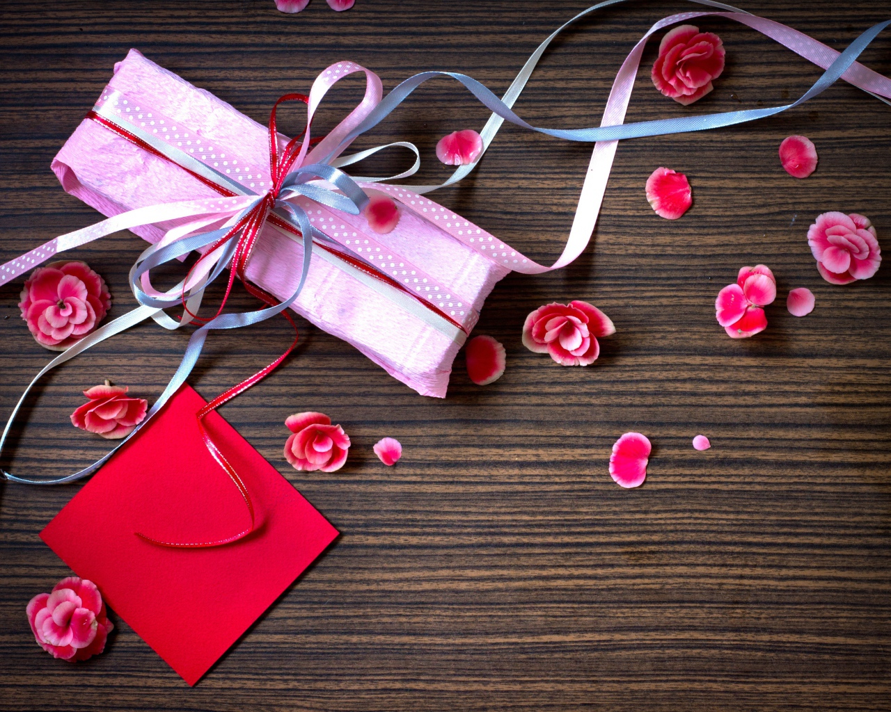 Праздничный подарок в бумаге