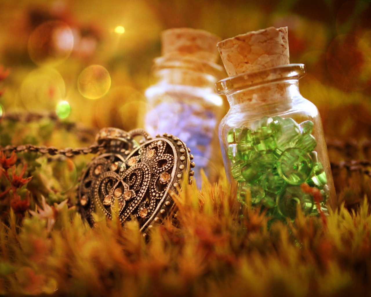 Кулон и бутылки с пуговицами