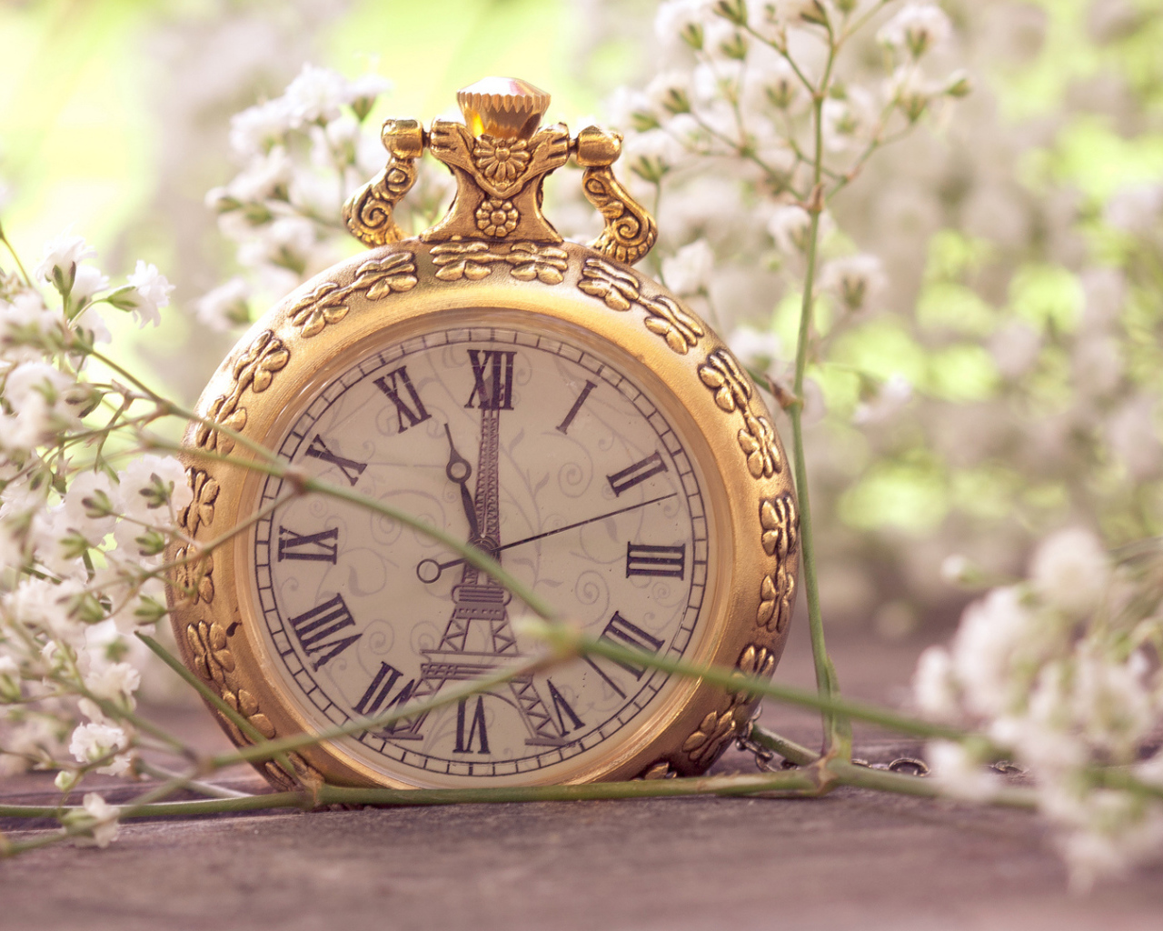 Карманные часы в белых цветках